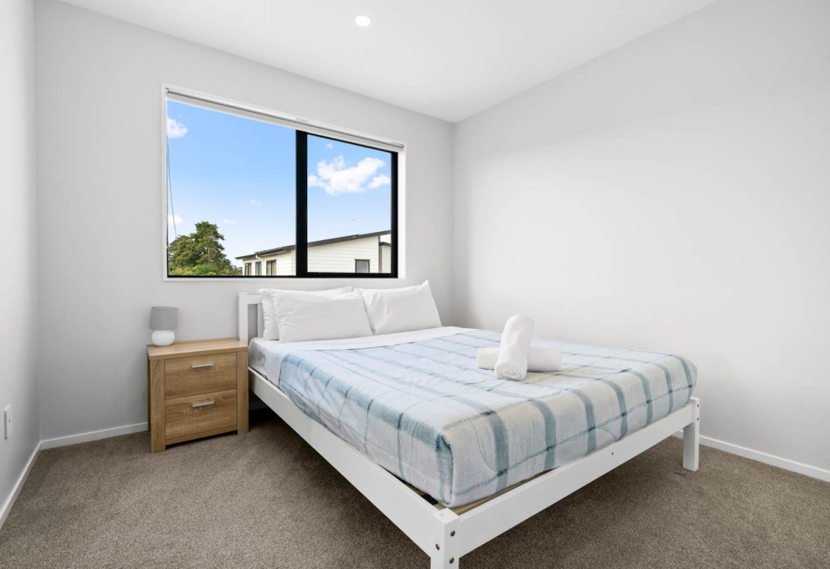 Equipped with a high-efficiency solar panel system, Standalone 4 beds 2.5 baths house with garage, close to Manukau shopping centre, Auckland Botanic Gardens, schools, motorway access, 0.9 km to Manurewa High School, 888C Great South Road, Manukau, Auckland