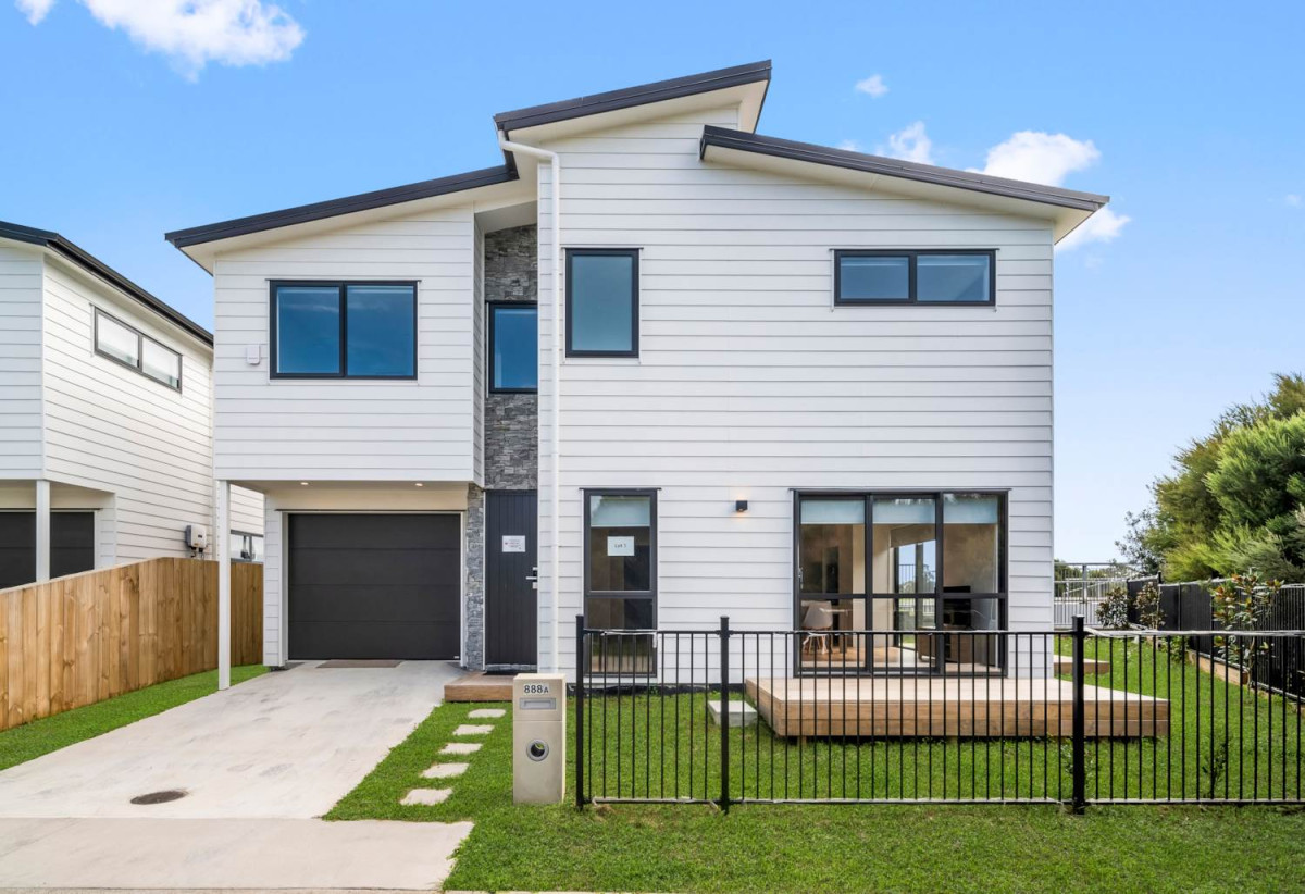 Equipped with a high-efficiency solar panel system, Standalone 4 beds 2.5 baths house with garage, close to Manukau shopping centre, Auckland Botanic Gardens, schools, motorway access, 0.9 km to Manurewa High School, 888C Great South Road, Manukau, Auckland