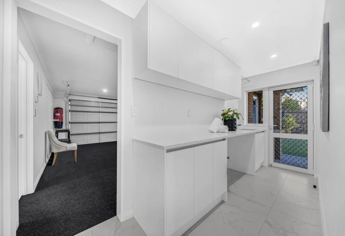 Botany Downs Secondary College zone, 2 Kitchens, Home and in come on 1200m2 section, 275m2 6 beds ( 1 ensuite) 3 baths house with double garage and 2-beds granny, close to schools, Botany Town Centre, Meadowlands Shopping Centre, 0.4 km to Point View School, 35 Anaheim Boulevard, Shamrock Park, Auckland