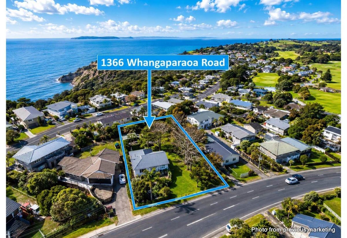 1181m2 section, 2 beds 1 bath house, 2 garage parks, walking distance. to beach, Shakespear Regional Park , Golf club, close to Gulf Harbour Marina, shops, 0.9 km to Gulf Harbour School, 1366 Whangaparaoa Road, Army Bay, Auckland