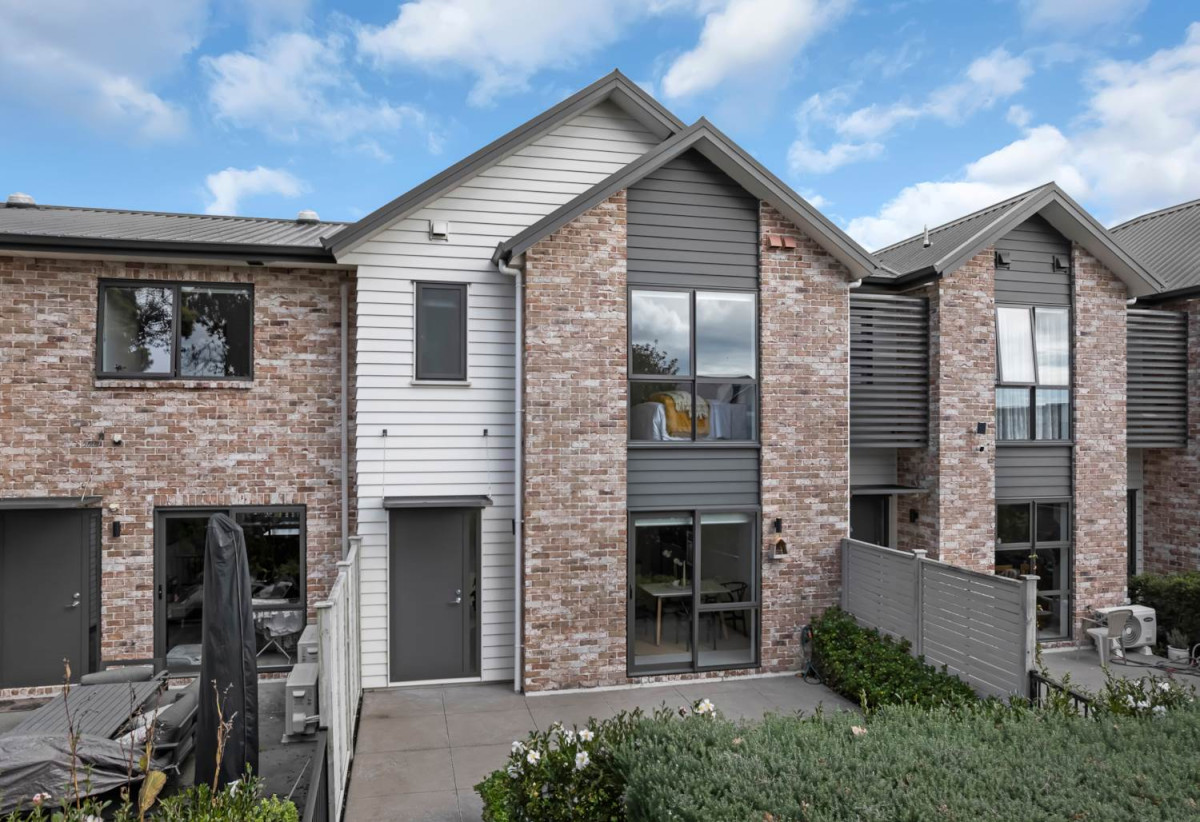 3 beds 2.5 baths home with carport, close to schools, seaside reserve, shops, supermarket, easy motorway access, 1.1 km to Conifer Grove School, 55 Waituarua Drive, Conifer Grove, Auckland