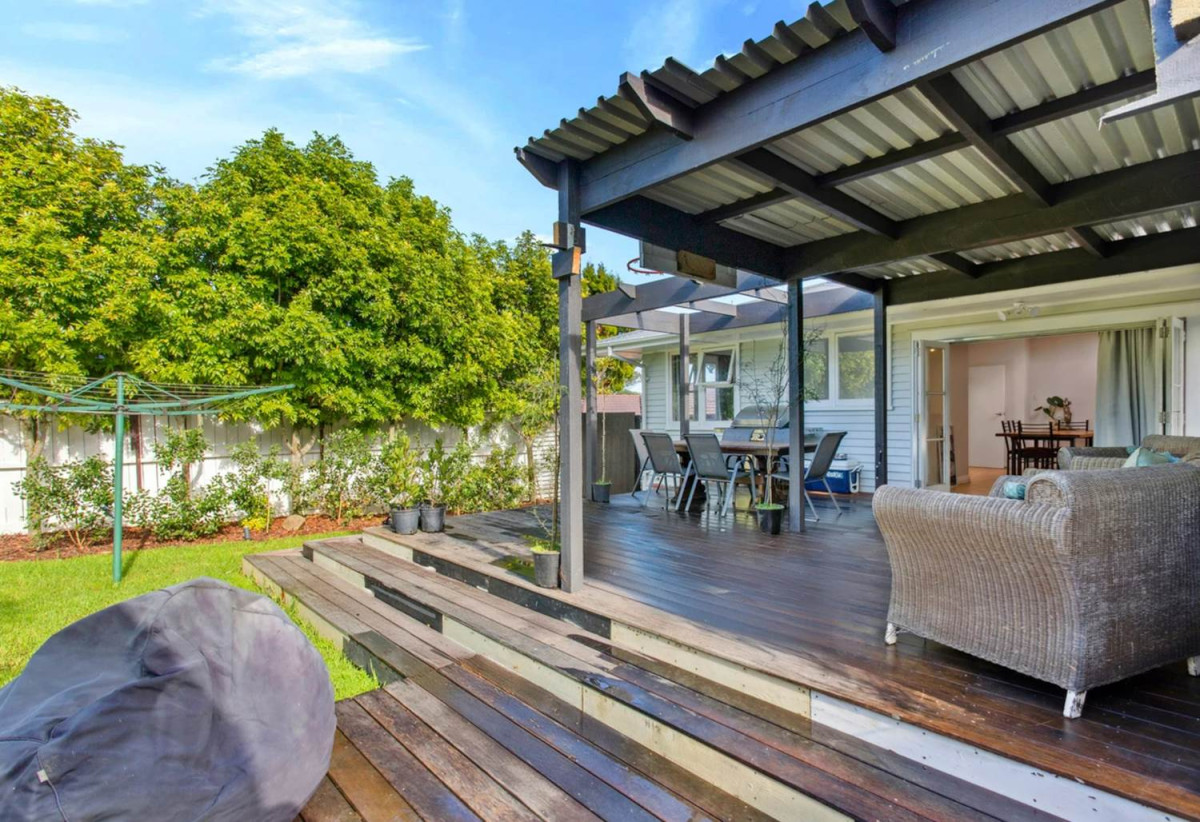 890m2 section, 4 beds 1 bath house with Separate sleepout, Two large decks + private patio, currently rented, Quick access to Lincoln Road amenities, motorway links, and Henderson Train Station, 0.1 km to Pomaria Road School, 0.9 kmto Henderson Intermediate and Waitakere College, 15 Kingdale Road, Henderson, Auckland