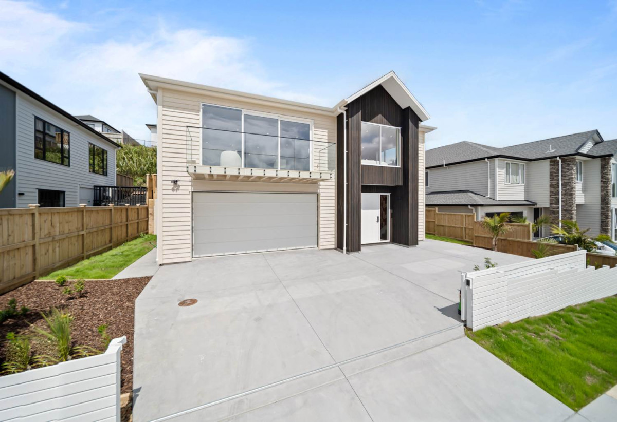 278m2 5 beds (1 ensuite) 3 baths house with double garage on 526m2 section, Downstairs 2 beds + large study room 1 bath and 1 lounge, central ducted air-conditioning, a professional-grade golf putting green and deck, close to schools, Silverdale Mall, motorway access, 1.4 km to Orewa Primary School, 29 Kaupeka Road, Millwater, Auckland