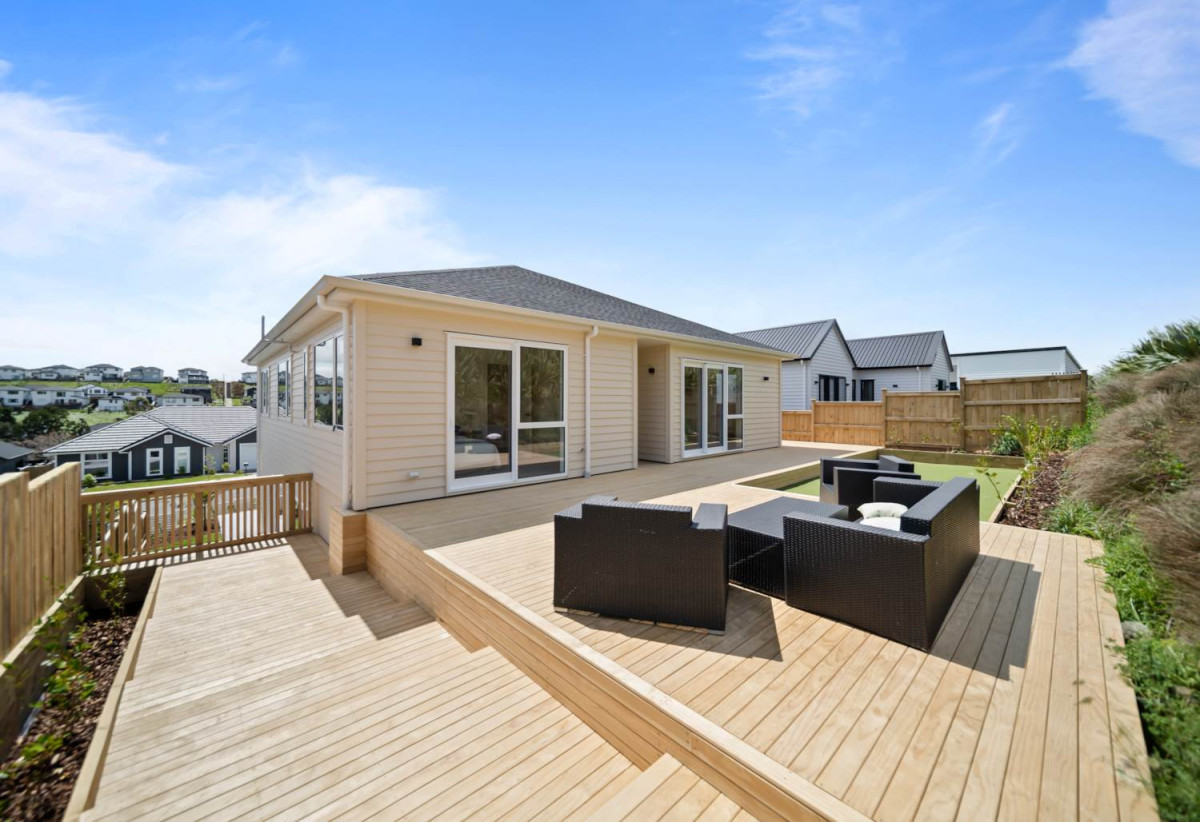 278m2 5 beds (1 ensuite) 3 baths house with double garage on 526m2 section, Downstairs 2 beds + large study room 1 bath and 1 lounge, central ducted air-conditioning, a professional-grade golf putting green and deck, close to schools, Silverdale Mall, motorway access, 1.4 km to Orewa Primary School, 29 Kaupeka Road, Millwater, Auckland