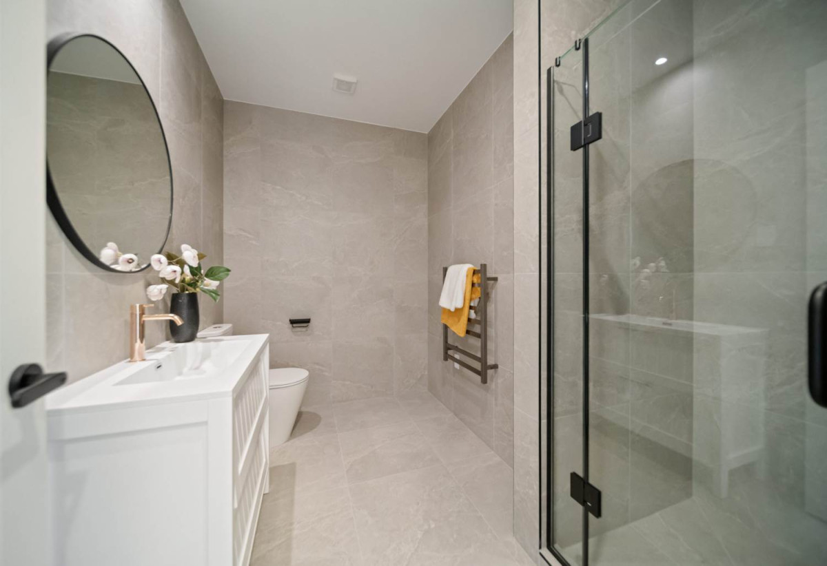 278m2 5 beds (1 ensuite) 3 baths house with double garage on 526m2 section, Downstairs 2 beds + large study room 1 bath and 1 lounge, central ducted air-conditioning, a professional-grade golf putting green and deck, close to schools, Silverdale Mall, motorway access, 1.4 km to Orewa Primary School, 29 Kaupeka Road, Millwater, Auckland