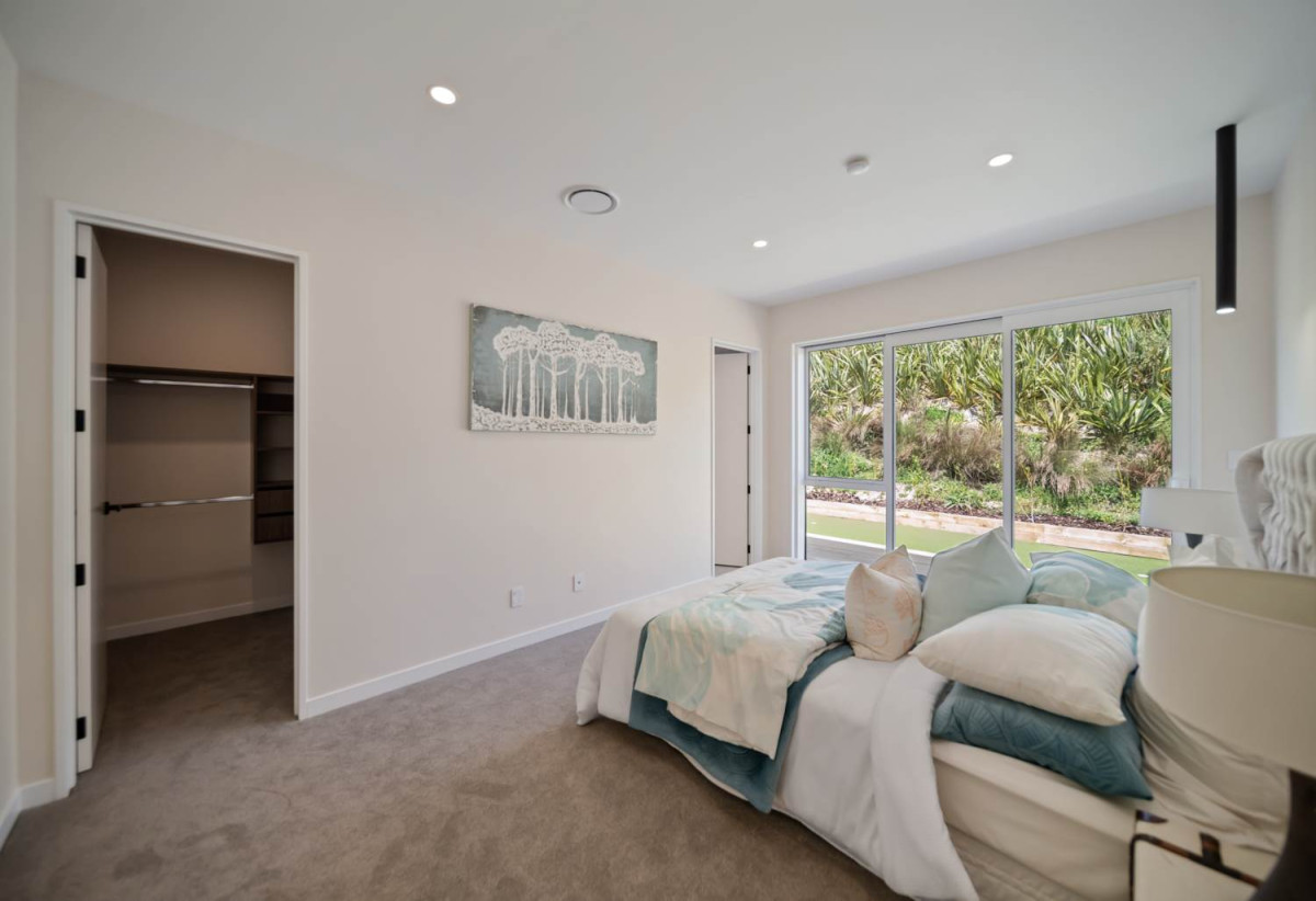278m2 5 beds (1 ensuite) 3 baths house with double garage on 526m2 section, Downstairs 2 beds + large study room 1 bath and 1 lounge, central ducted air-conditioning, a professional-grade golf putting green and deck, close to schools, Silverdale Mall, motorway access, 1.4 km to Orewa Primary School, 29 Kaupeka Road, Millwater, Auckland