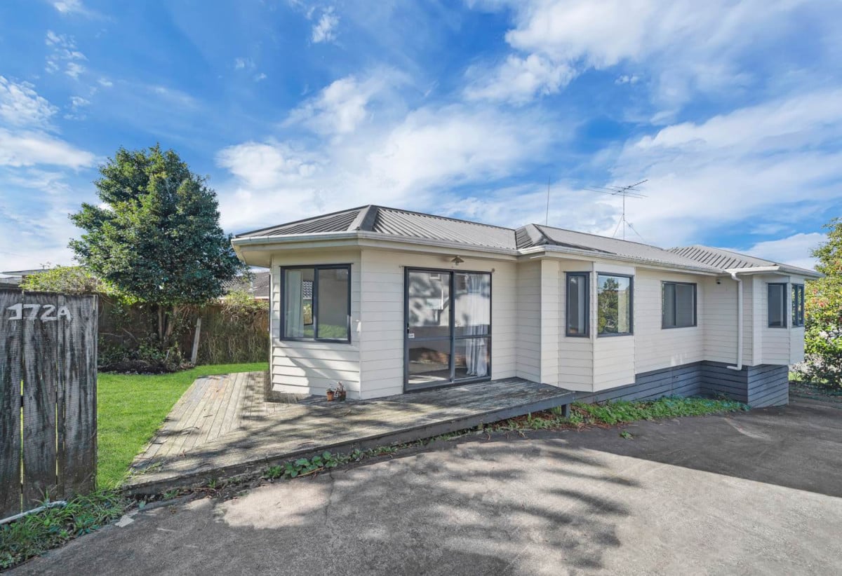Standalone 2 beds 1 bath house with carport, close to schools, shops, supemarket, golf club, Lynfield Cove Beach, 0.2 km to Lynfield College, 172A White Swan Road, Mt Roskill, Auckland