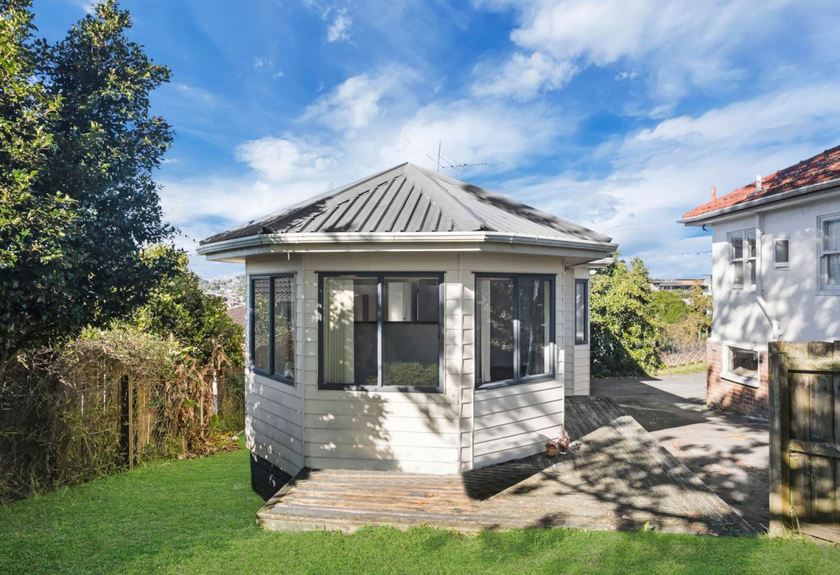 Standalone 2 beds 1 bath house with carport, close to schools, shops, supemarket, golf club, Lynfield Cove Beach, 0.2 km to Lynfield College, 172A White Swan Road, Mt Roskill, Auckland
