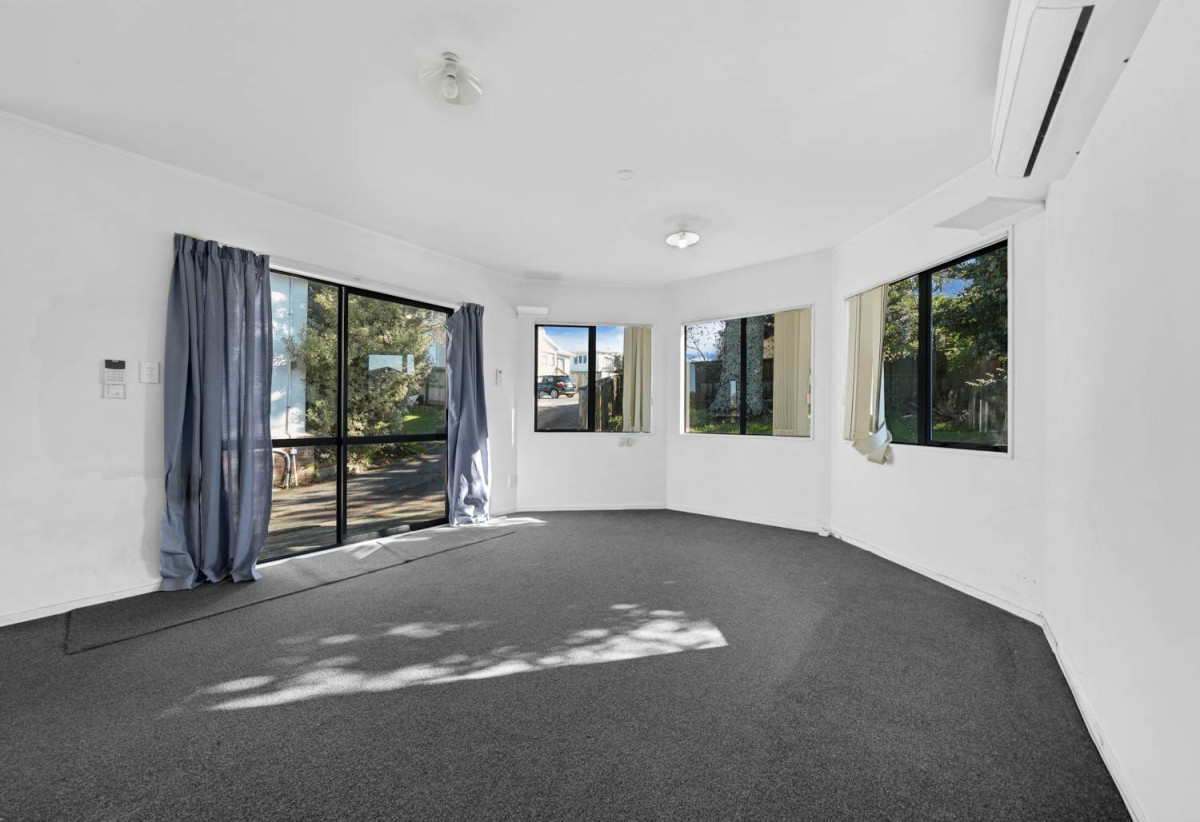 Standalone 2 beds 1 bath house with carport, close to schools, shops, supemarket, golf club, Lynfield Cove Beach, 0.2 km to Lynfield College, 172A White Swan Road, Mt Roskill, Auckland
