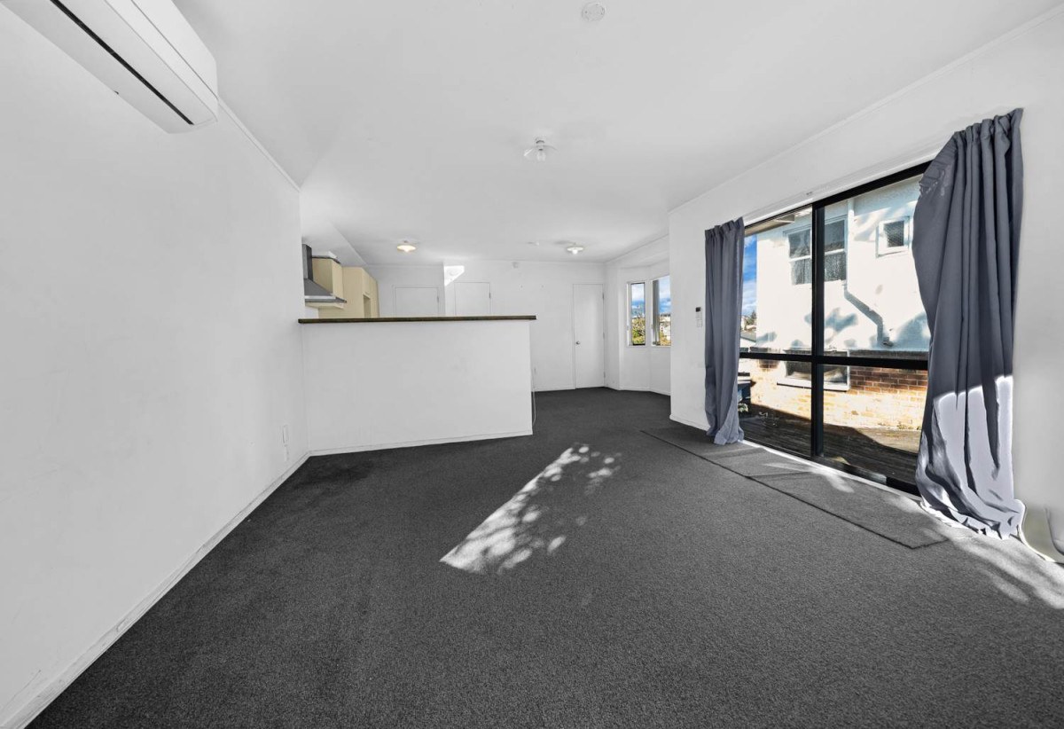 Standalone 2 beds 1 bath house with carport, close to schools, shops, supemarket, golf club, Lynfield Cove Beach, 0.2 km to Lynfield College, 172A White Swan Road, Mt Roskill, Auckland
