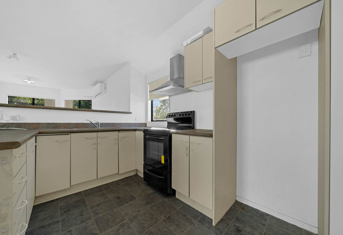Standalone 2 beds 1 bath house with carport, close to schools, shops, supemarket, golf club, Lynfield Cove Beach, 0.2 km to Lynfield College, 172A White Swan Road, Mt Roskill, Auckland