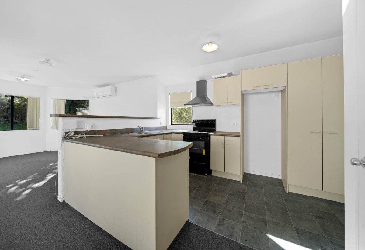 Standalone 2 beds 1 bath house with carport, close to schools, shops, supemarket, golf club, Lynfield Cove Beach, 0.2 km to Lynfield College, 172A White Swan Road, Mt Roskill, Auckland