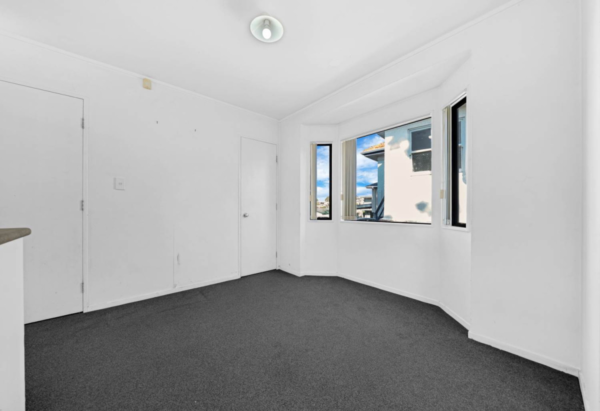 Standalone 2 beds 1 bath house with carport, close to schools, shops, supemarket, golf club, Lynfield Cove Beach, 0.2 km to Lynfield College, 172A White Swan Road, Mt Roskill, Auckland