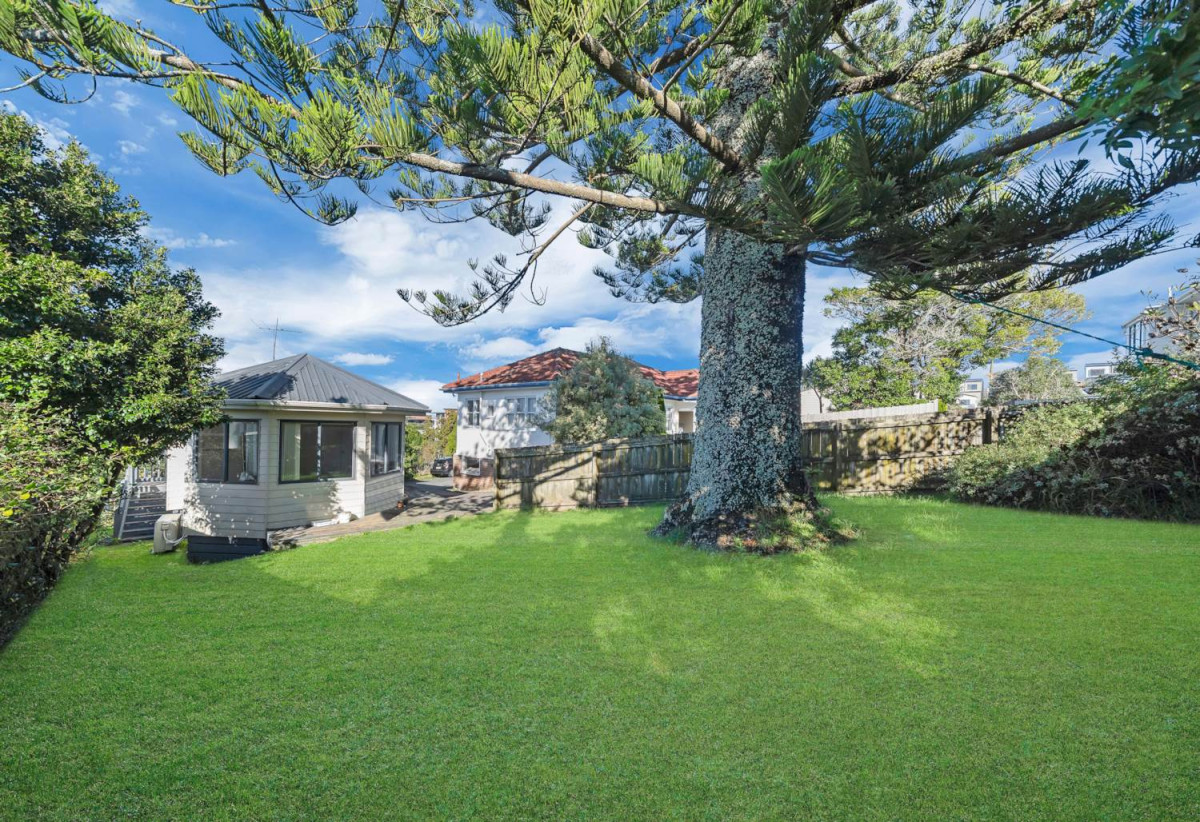 Standalone 2 beds 1 bath house with carport, close to schools, shops, supemarket, golf club, Lynfield Cove Beach, 0.2 km to Lynfield College, 172A White Swan Road, Mt Roskill, Auckland