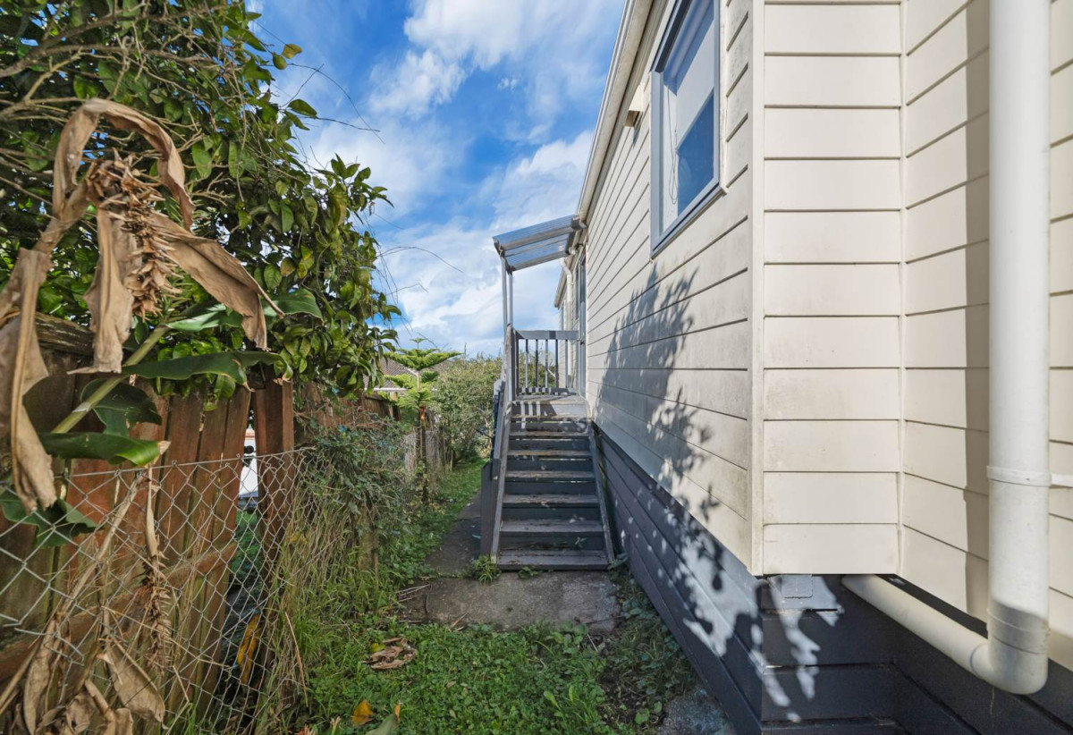Standalone 2 beds 1 bath house with carport, close to schools, shops, supemarket, golf club, Lynfield Cove Beach, 0.2 km to Lynfield College, 172A White Swan Road, Mt Roskill, Auckland