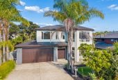 5 beds ( 1 ensuite) 3 baths house with double garage on 570m2 section, 2 beds 1 bath ground floor, close to schools, shops, parks, 1 km to Albany Junior High School, 44 Newbury Place, Schnapper Rock, Auckland