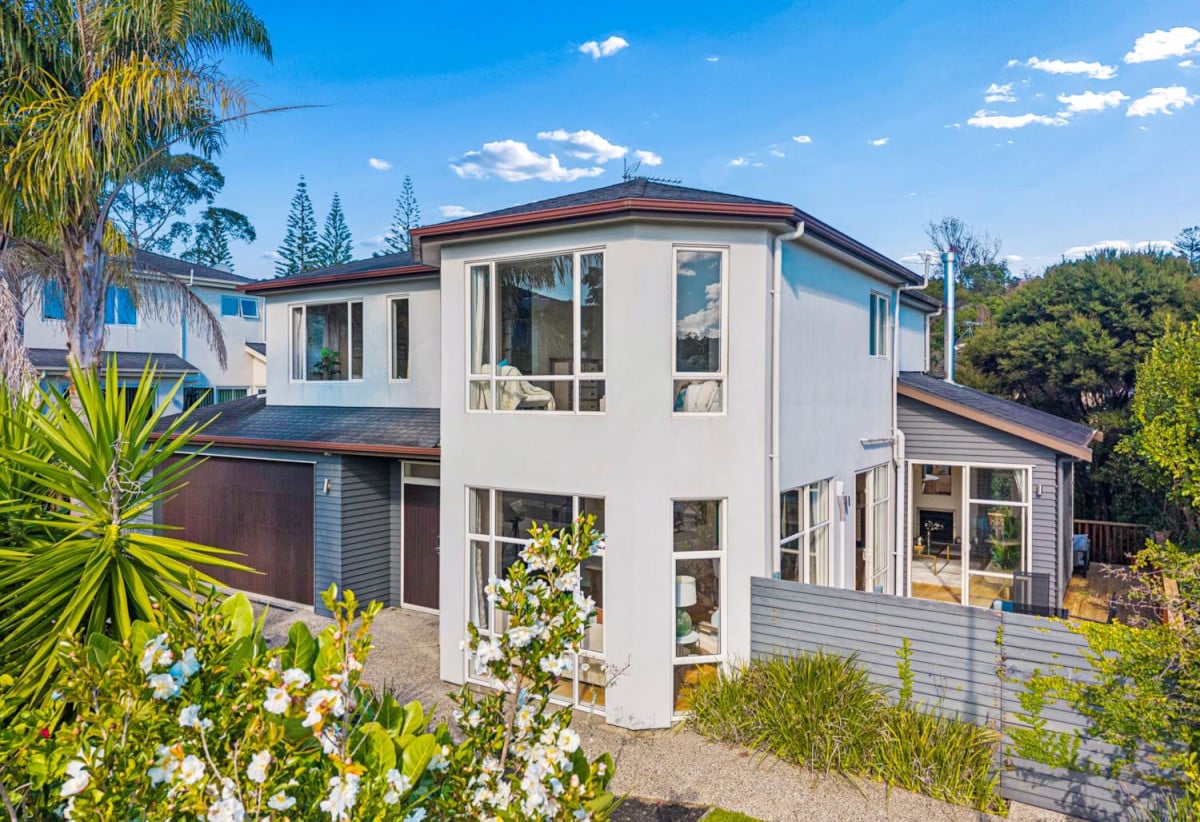 5 beds ( 1 ensuite) 3 baths house with double garage on 570m2 section, 2 beds 1 bath ground floor, close to schools, shops, parks, 1 km to Albany Junior High School, 44 Newbury Place, Schnapper Rock, Auckland
