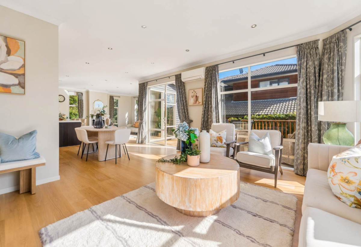 5 beds ( 1 ensuite) 3 baths house with double garage on 570m2 section, 2 beds 1 bath ground floor, close to schools, shops, parks, 1 km to Albany Junior High School, 44 Newbury Place, Schnapper Rock, Auckland