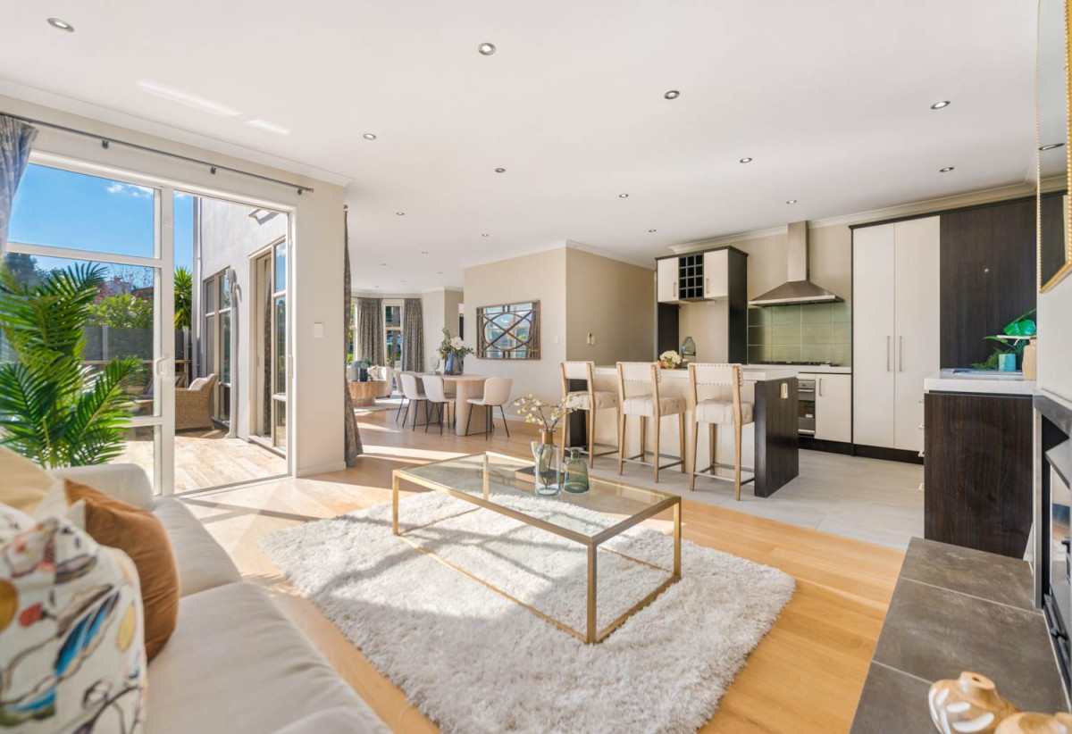 5 beds ( 1 ensuite) 3 baths house with double garage on 570m2 section, 2 beds 1 bath ground floor, close to schools, shops, parks, 1 km to Albany Junior High School, 44 Newbury Place, Schnapper Rock, Auckland