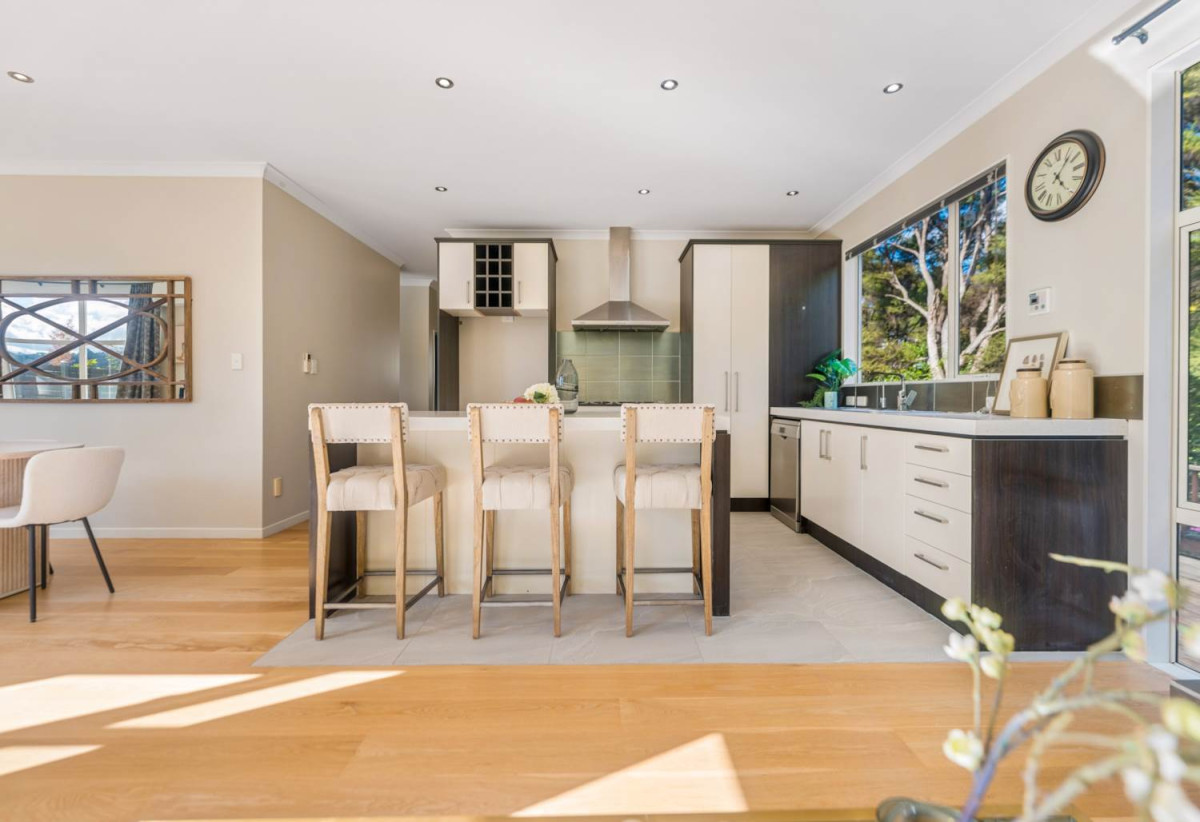5 beds ( 1 ensuite) 3 baths house with double garage on 570m2 section, 2 beds 1 bath ground floor, close to schools, shops, parks, 1 km to Albany Junior High School, 44 Newbury Place, Schnapper Rock, Auckland