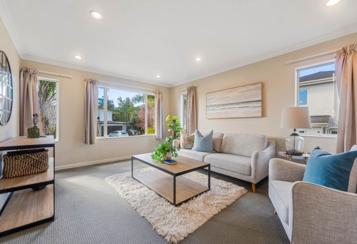 5 beds ( 1 ensuite) 3 baths house with double garage on 570m2 section, 2 beds 1 bath ground floor, close to schools, shops, parks, 1 km to Albany Junior High School, 44 Newbury Place, Schnapper Rock, Auckland