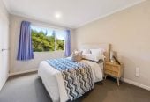 5 beds ( 1 ensuite) 3 baths house with double garage on 570m2 section, 2 beds 1 bath ground floor, close to schools, shops, parks, 1 km to Albany Junior High School, 44 Newbury Place, Schnapper Rock, Auckland