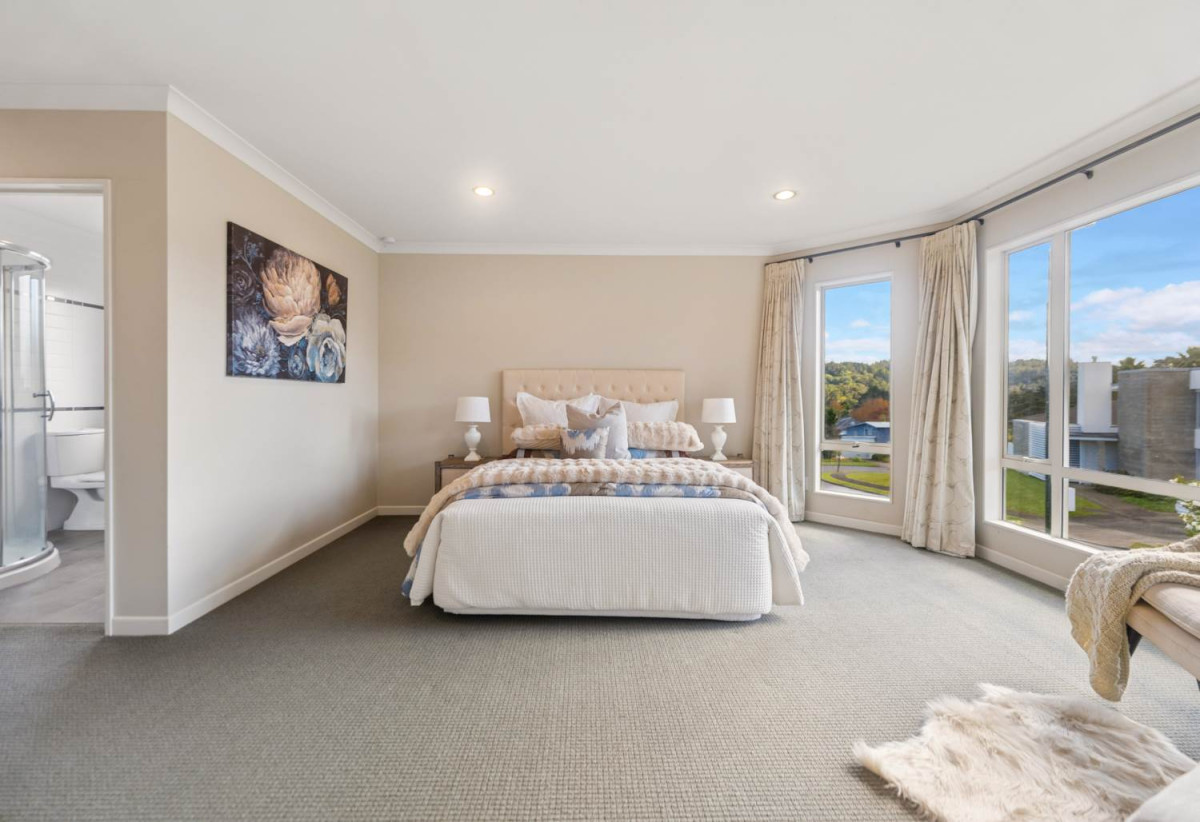 5 beds ( 1 ensuite) 3 baths house with double garage on 570m2 section, 2 beds 1 bath ground floor, close to schools, shops, parks, 1 km to Albany Junior High School, 44 Newbury Place, Schnapper Rock, Auckland