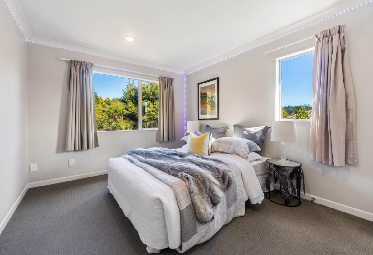 5 beds ( 1 ensuite) 3 baths house with double garage on 570m2 section, 2 beds 1 bath ground floor, close to schools, shops, parks, 1 km to Albany Junior High School, 44 Newbury Place, Schnapper Rock, Auckland