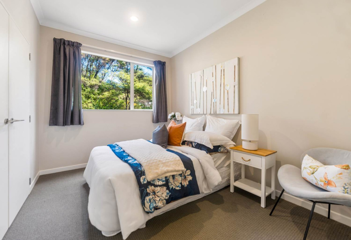 5 beds ( 1 ensuite) 3 baths house with double garage on 570m2 section, 2 beds 1 bath ground floor, close to schools, shops, parks, 1 km to Albany Junior High School, 44 Newbury Place, Schnapper Rock, Auckland