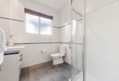 5 beds ( 1 ensuite) 3 baths house with double garage on 570m2 section, 2 beds 1 bath ground floor, close to schools, shops, parks, 1 km to Albany Junior High School, 44 Newbury Place, Schnapper Rock, Auckland