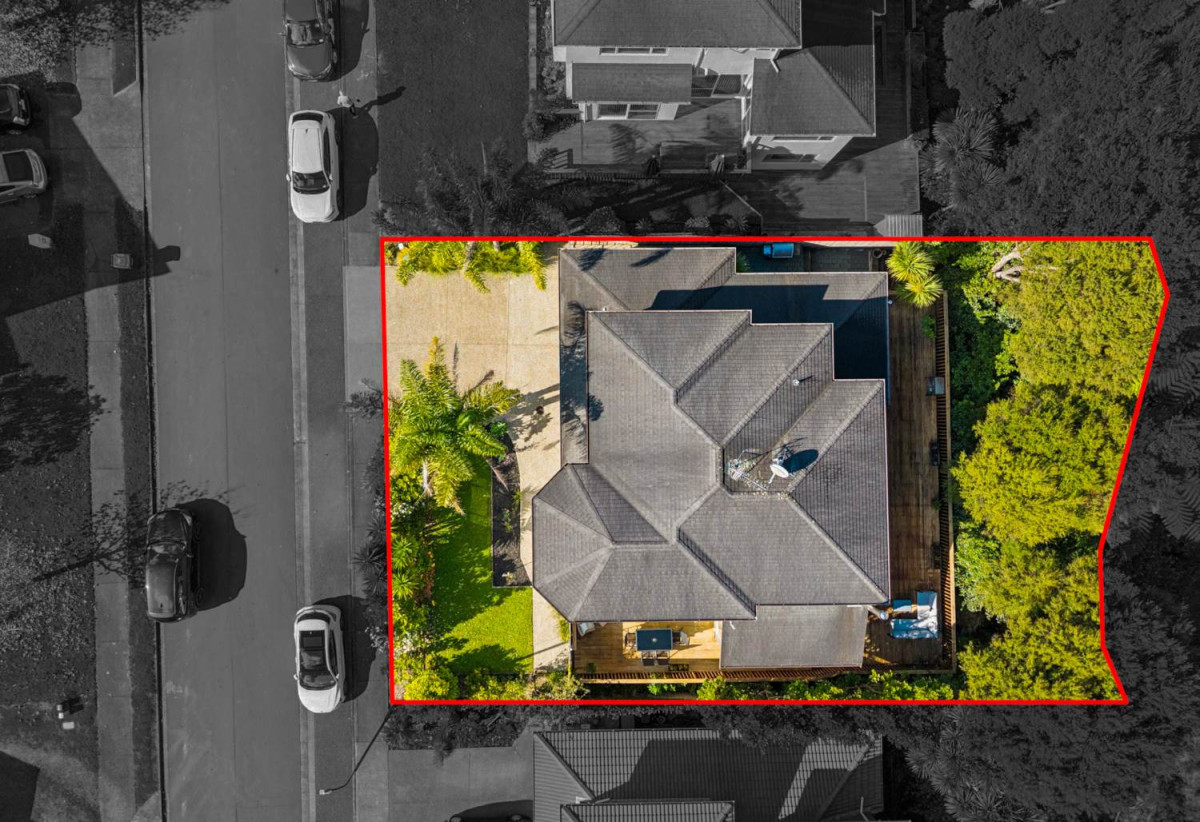 5 beds ( 1 ensuite) 3 baths house with double garage on 570m2 section, 2 beds 1 bath ground floor, close to schools, shops, parks, 1 km to Albany Junior High School, 44 Newbury Place, Schnapper Rock, Auckland