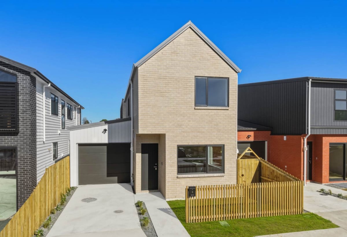 3 beds 2.5 baths house with garage, close to schools, town centre, motorway access, 1 km to Rosehill Intermediate and Rosehill College, 2.2 km to Papakura High School, 6 Stableford Crescent, Opaheke, Auckland