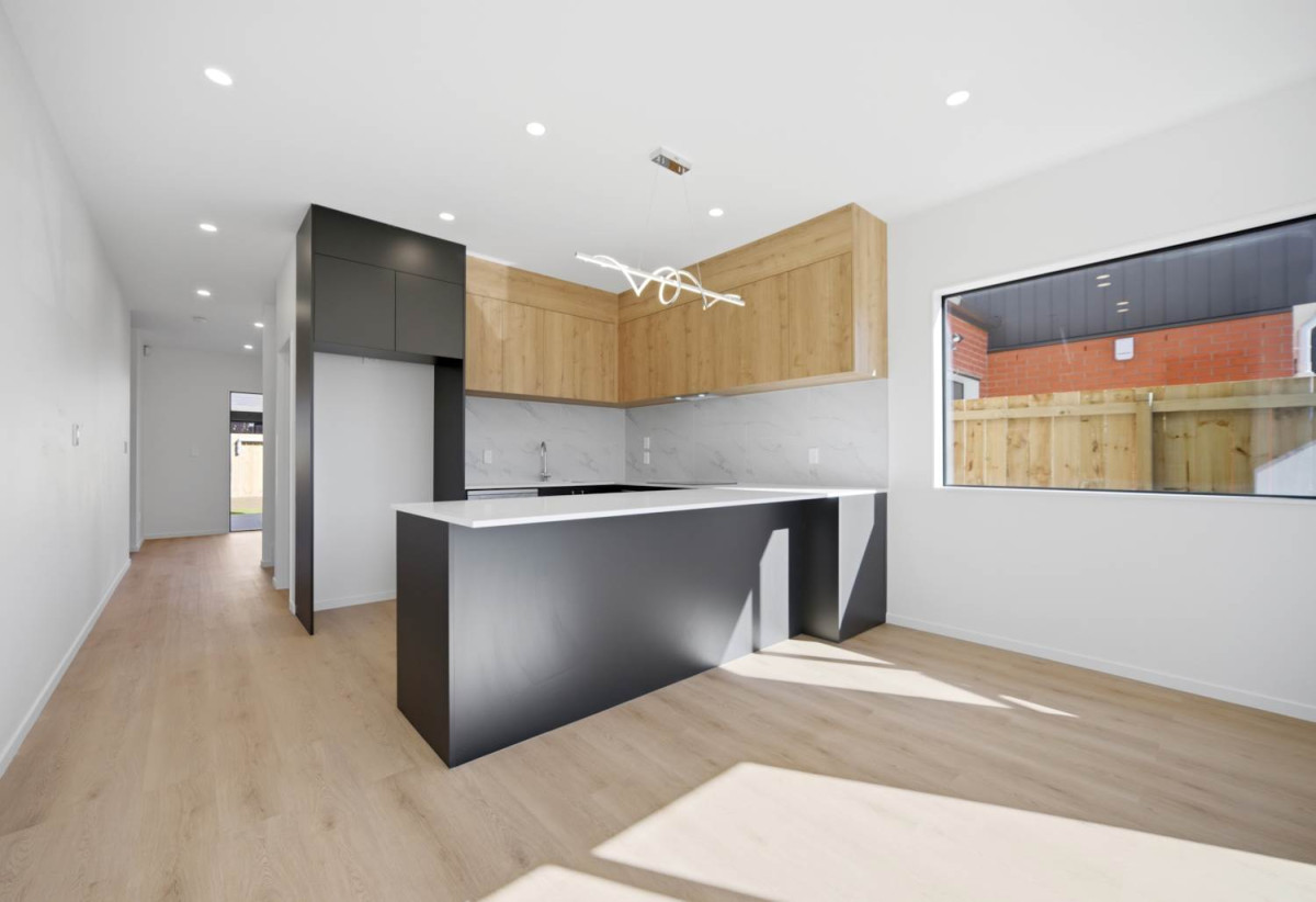 3 beds 2.5 baths house with garage, close to schools, town centre, motorway access, 1 km to Rosehill Intermediate and Rosehill College, 2.2 km to Papakura High School, 6 Stableford Crescent, Opaheke, Auckland
