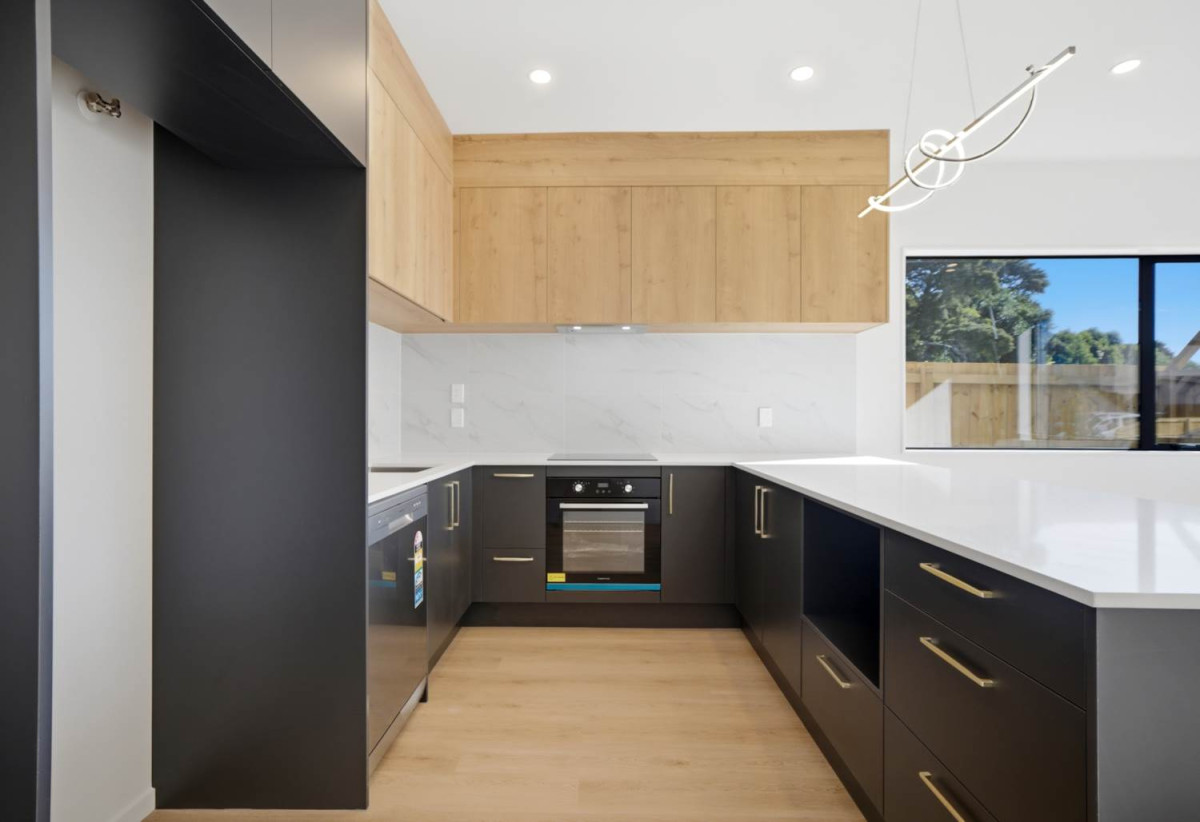 3 beds 2.5 baths house with garage, close to schools, town centre, motorway access, 1 km to Rosehill Intermediate and Rosehill College, 2.2 km to Papakura High School, 6 Stableford Crescent, Opaheke, Auckland