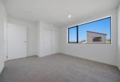 3 beds 2.5 baths house with garage, close to schools, town centre, motorway access, 1 km to Rosehill Intermediate and Rosehill College, 2.2 km to Papakura High School, 6 Stableford Crescent, Opaheke, Auckland