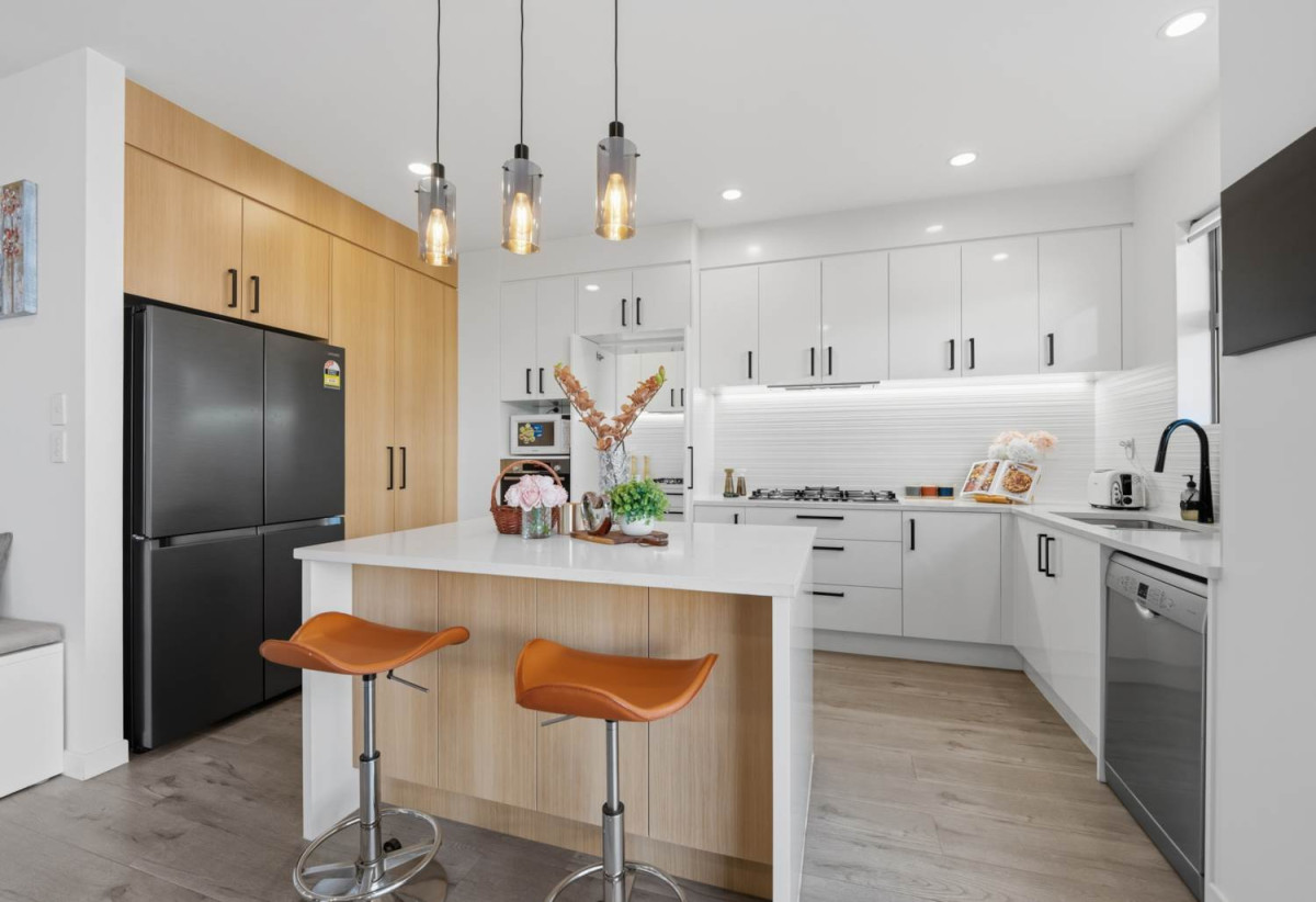 Must sell, Vendors Have Already Bought Elsewhere, 6 beds (2 ensuites) 4.5 baths house with double garage and 2-beds granny on 407m2 section, close to schools parks, Ormiston shopping centre, 1 km to Ormiston Senior College and Ormiston Junior College, 70 Hughs Way, Flat Bush, Auckland