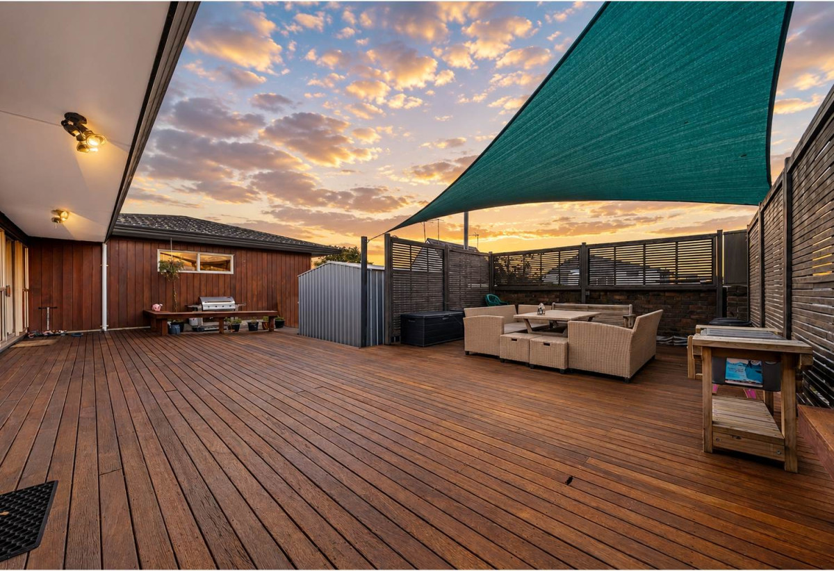 Vendor motivated to sell, 764m2 section, Brick-and-cedar 4 beds 2 baths house with double garage, move-in ready, close to schools, parks, shopping centres, Rotary walkways, 0.5 km to Sunny Hills School and Farm Cove Intermediate, 101 Glenmore road, Sunnyhills, Auckland