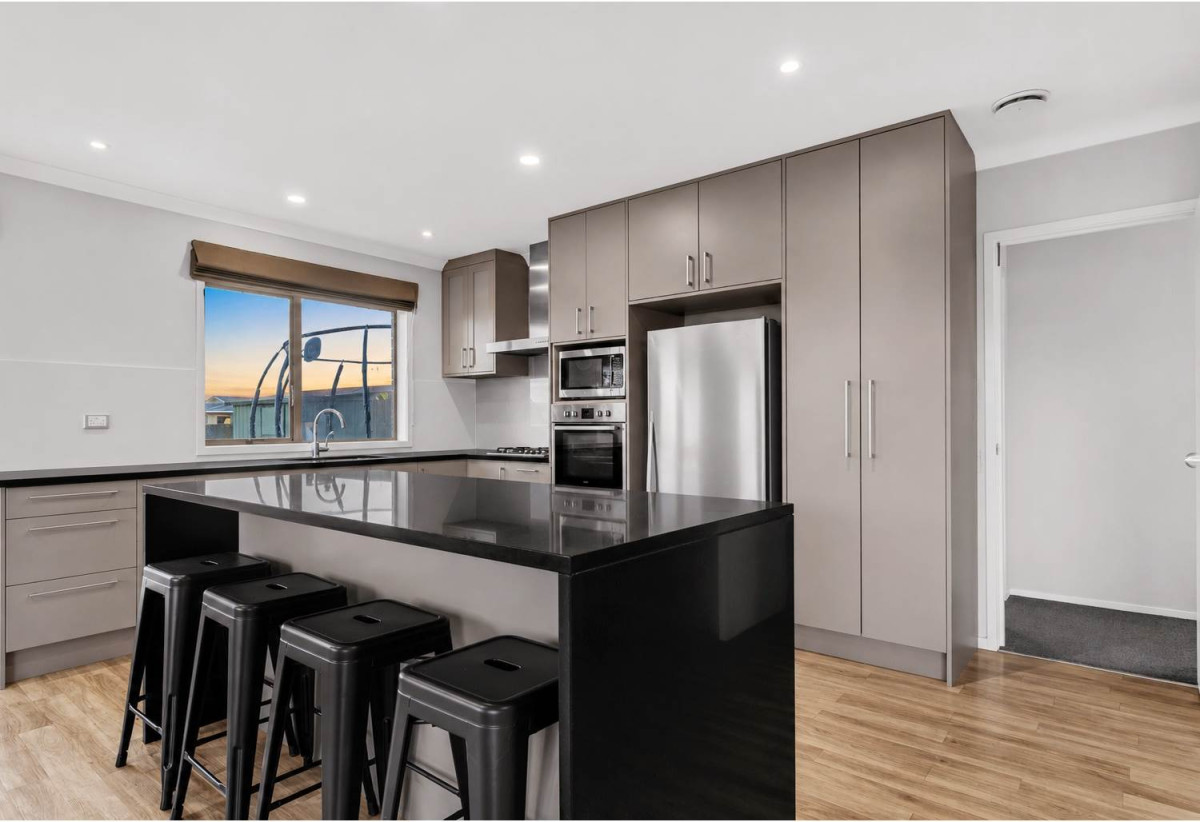 Vendor motivated to sell, 764m2 section, Brick-and-cedar 4 beds 2 baths house with double garage, move-in ready, close to schools, parks, shopping centres, Rotary walkways, 0.5 km to Sunny Hills School and Farm Cove Intermediate, 101 Glenmore road, Sunnyhills, Auckland