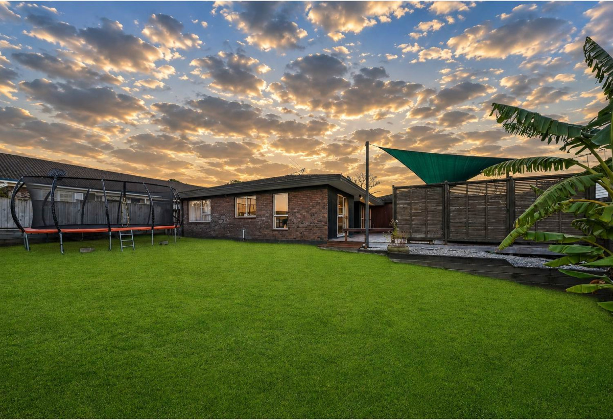 Vendor motivated to sell, 764m2 section, Brick-and-cedar 4 beds 2 baths house with double garage, move-in ready, close to schools, parks, shopping centres, Rotary walkways, 0.5 km to Sunny Hills School and Farm Cove Intermediate, 101 Glenmore road, Sunnyhills, Auckland