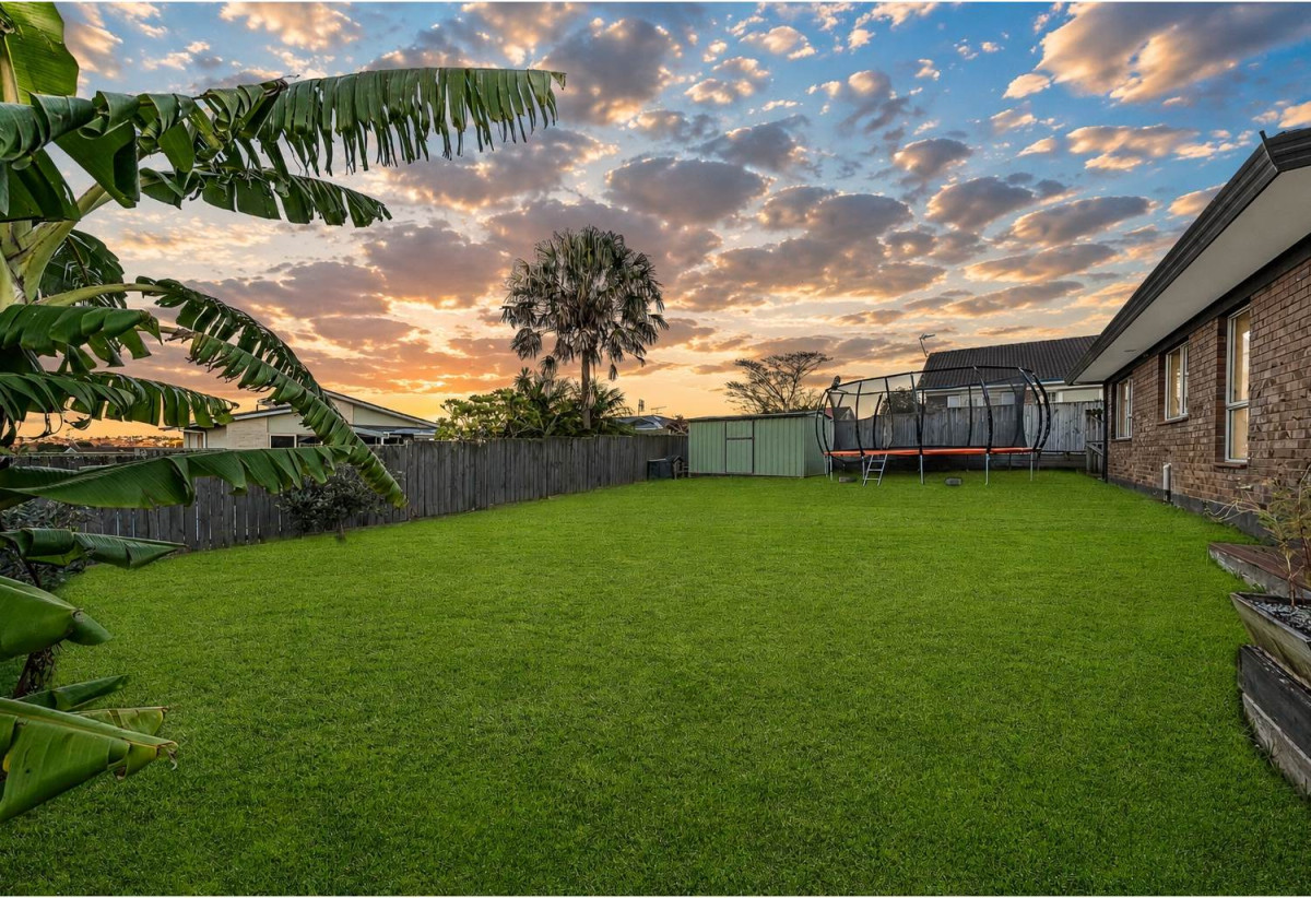 Vendor motivated to sell, 764m2 section, Brick-and-cedar 4 beds 2 baths house with double garage, move-in ready, close to schools, parks, shopping centres, Rotary walkways, 0.5 km to Sunny Hills School and Farm Cove Intermediate, 101 Glenmore road, Sunnyhills, Auckland