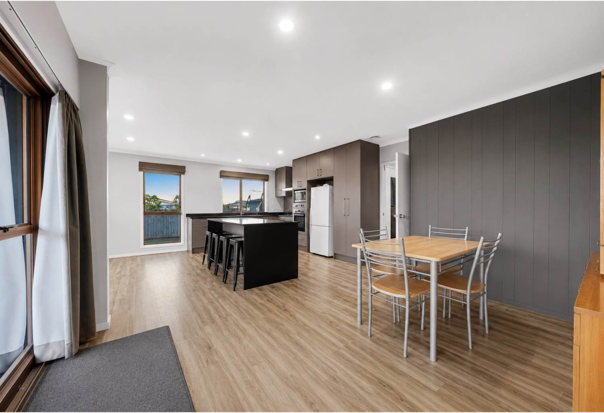 Vendor motivated to sell, 764m2 section, Brick-and-cedar 4 beds 2 baths house with double garage, move-in ready, close to schools, parks, shopping centres, Rotary walkways, 0.5 km to Sunny Hills School and Farm Cove Intermediate, 101 Glenmore road, Sunnyhills, Auckland
