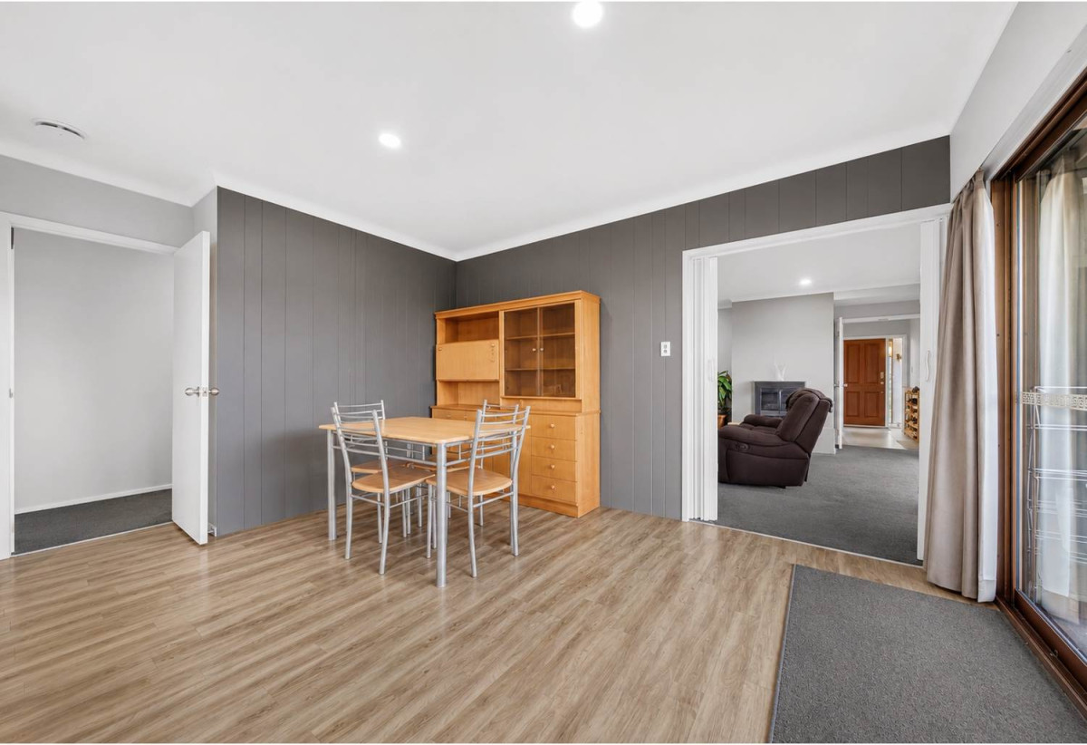 Vendor motivated to sell, 764m2 section, Brick-and-cedar 4 beds 2 baths house with double garage, move-in ready, close to schools, parks, shopping centres, Rotary walkways, 0.5 km to Sunny Hills School and Farm Cove Intermediate, 101 Glenmore road, Sunnyhills, Auckland