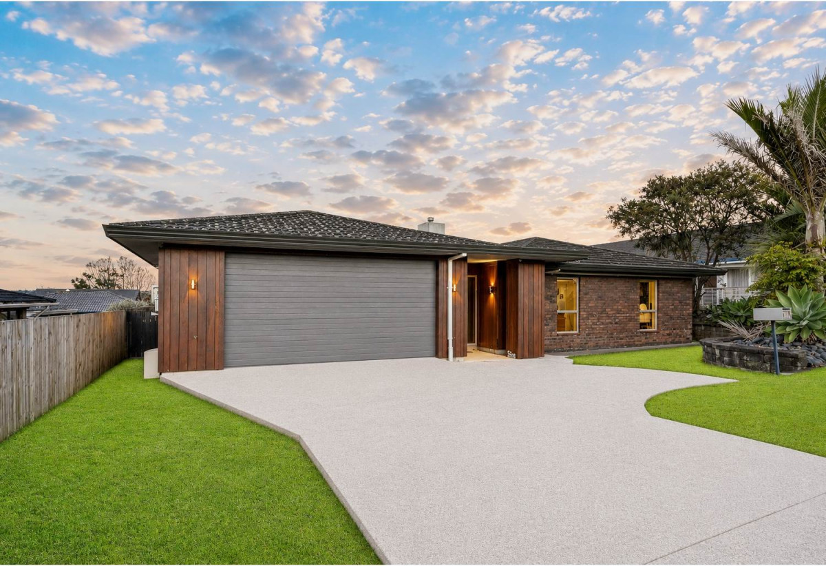 Vendor motivated to sell, 764m2 section, Brick-and-cedar 4 beds 2 baths house with double garage, move-in ready, close to schools, parks, shopping centres, Rotary walkways, 0.5 km to Sunny Hills School and Farm Cove Intermediate, 101 Glenmore road, Sunnyhills, Auckland