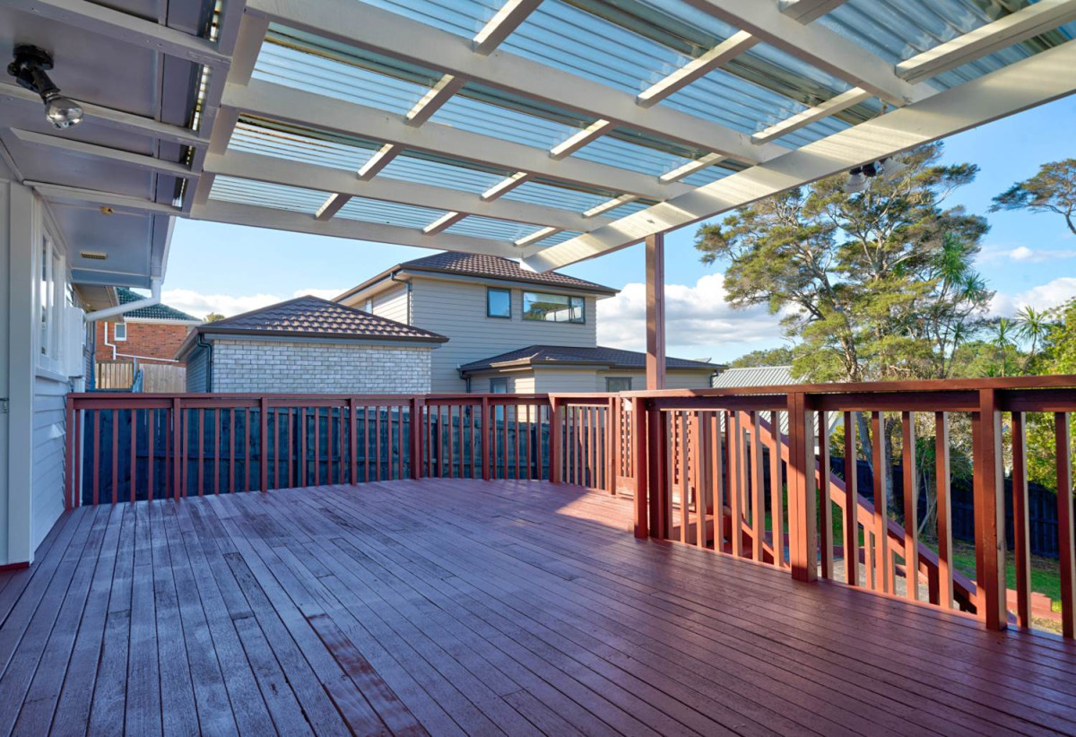 675m2 section, 3 beds 1 bath house with garage, close to schools, shops, supermarket, golf club, beach, 0.9 km to Green Bay Primary School, 1.2 km to Green Bay High School, 28 Taupo Street, Green Bay, Auckland