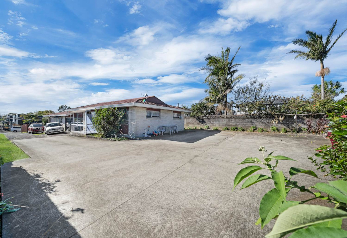 Vendor wants it go, 2 beds 1 bath home with car parks, Currently tenanted and lovingly maintained, Stroll to Papatoetoe Train Station, close to schools, shops, 0.7 km to Papatoetoe West School, 2/39 Ashlynne Avenue, Papatoetoe, Auckland