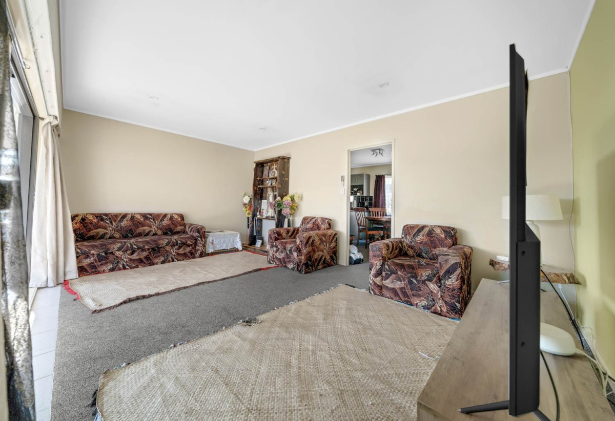 Vendor wants it go, 2 beds 1 bath home with car parks, Currently tenanted and lovingly maintained, Stroll to Papatoetoe Train Station, close to schools, shops, 0.7 km to Papatoetoe West School, 2/39 Ashlynne Avenue, Papatoetoe, Auckland