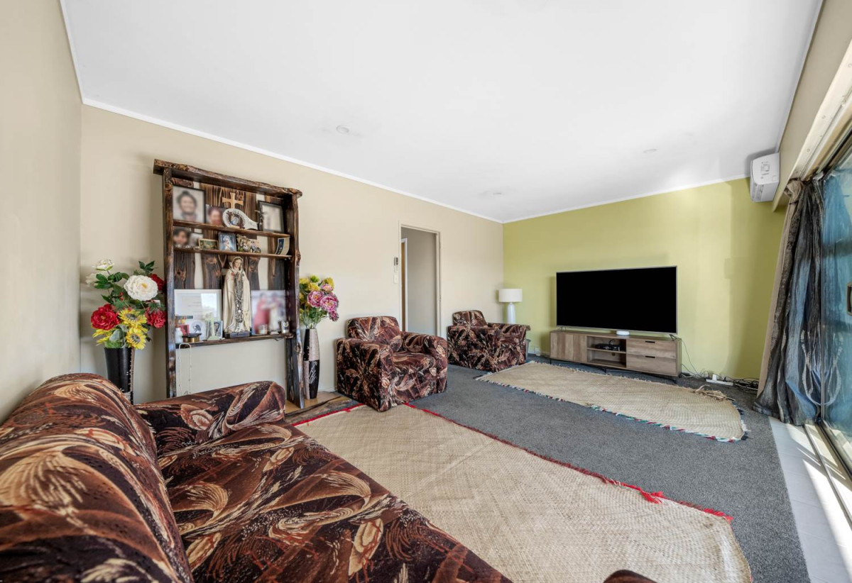 Vendor wants it go, 2 beds 1 bath home with car parks, Currently tenanted and lovingly maintained, Stroll to Papatoetoe Train Station, close to schools, shops, 0.7 km to Papatoetoe West School, 2/39 Ashlynne Avenue, Papatoetoe, Auckland