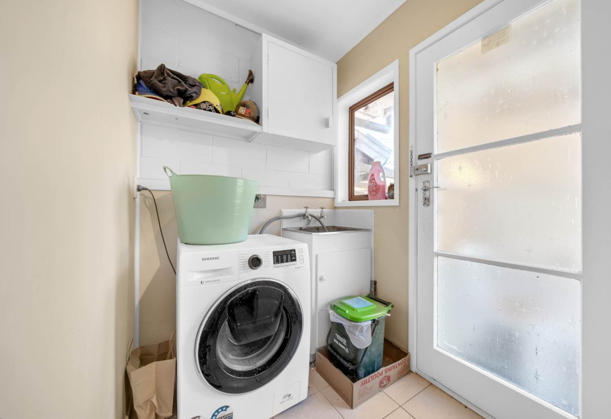 Vendor wants it go, 2 beds 1 bath home with car parks, Currently tenanted and lovingly maintained, Stroll to Papatoetoe Train Station, close to schools, shops, 0.7 km to Papatoetoe West School, 2/39 Ashlynne Avenue, Papatoetoe, Auckland