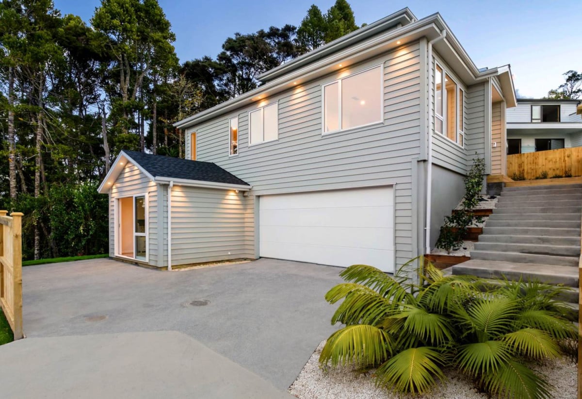 254m2 4 beds ( 2 ensuites) 3 baths house with double garage on 958m2 section, close to schools, reserves, parks, Albany Mall, Motorway access, Zoned for top local schools: Upper Harbour Primary, Albany Junior & Senior High, 7 Highway View Lane, Albany, Auckland