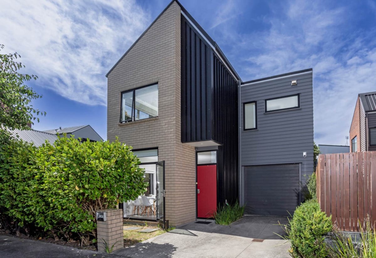 Overseas Owner ready to meet the market. (CV 2024: $1.175M), 3 beds 2.5 baths house with garage on 195m2 section, close to schools, shops, supermarket, motorway access, 0.3 km to Hobsonville Point Secondary School, 0.4 km to Hobsonville Point Primary School, 2 Rarahu Road, Hobsonville, Auckland